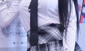 Bomi(普美)的可爱条纹女仆写真集：当我想要召唤梦中情人时…结果叫来一位厨娘！