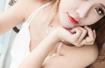 GIRLT果团网 – 裴希西“海边疯”泳衣写真套图，时尚与水波的奇妙碰撞