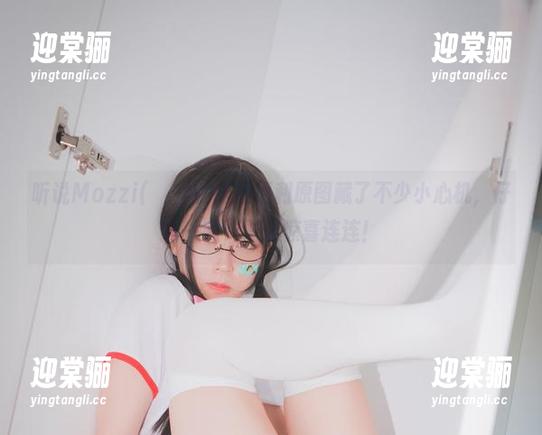 听说Mozzi(모찌)的眼镜福利原图藏了不少小心机，仔细一瞅，发现惊喜连连！
