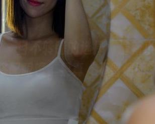 PANS – 目不转睛的选择，最新小彤写真，搭配眼镜，果真“不留情面”！