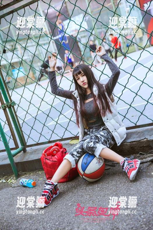 TouTiao头条女神 - 大蜜蜜的写真，办公室里透着一丝挑逗的气息