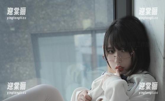 DeepmoreOffice私拍花絮，Uhye(이유혜)大方分享她对工作的独特理解。