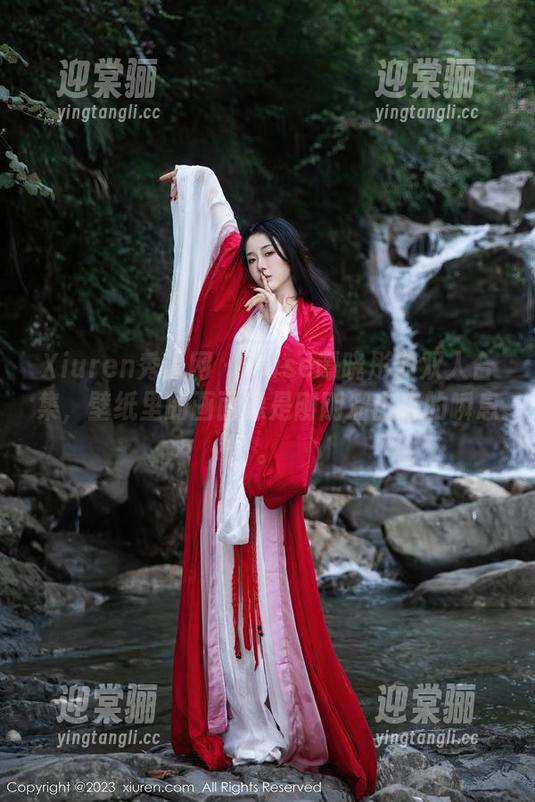 Xiuren秀人网-Elise谭晓彤 Xiuren秀人网 - Elise谭晓彤的双人合集,壁纸里的画面像是刚刚溜出来的瞬息。