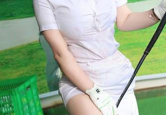 Xiuren秀人网 – 孟狐狸FoxYini最新写真集:穿着礼服,走秀像是掉进了衣橱的爱恨情仇!