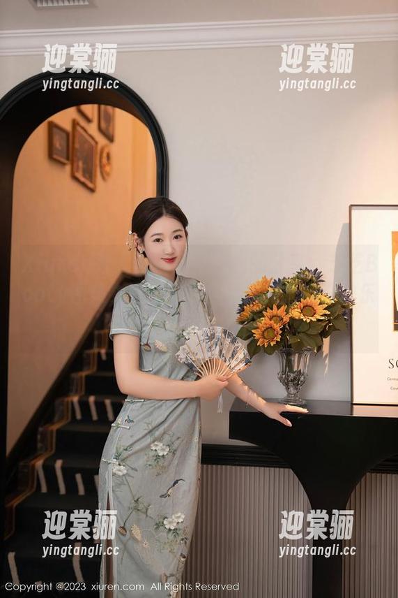 Xiuren秀人网 - 不期而遇的分享：芝芝Booty图集，束胸内衣与丝袜美腿的交响乐，敢来听听吗？