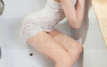 丽柜 – 小熊白裙写真，像夏天的风一样飘渺又让人痒痒的