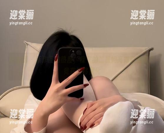 微密圈 - 新作品的热度，保守的二舅妈高跟鞋的姿态竟在潜移默化