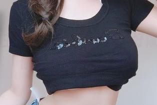 精选女主K的写真,她的姿态好像在说…你喜欢这样的我吗?