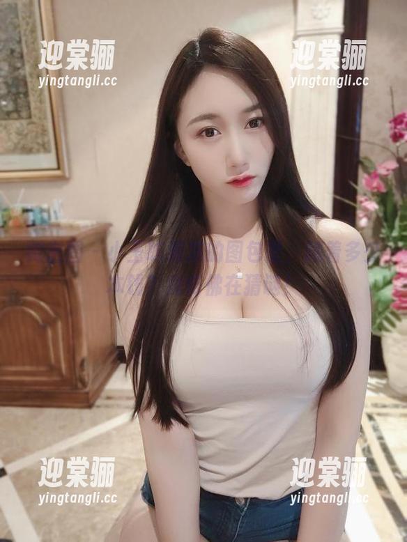 微密圈 - 小玉吃果冻的图包里，藏着多少本钱？我仿佛在猜谜！