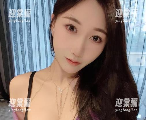 微密圈 - 医院的轻松氛围在小玉吃果冻的护士写真中绽放，放在网盘你会爱上