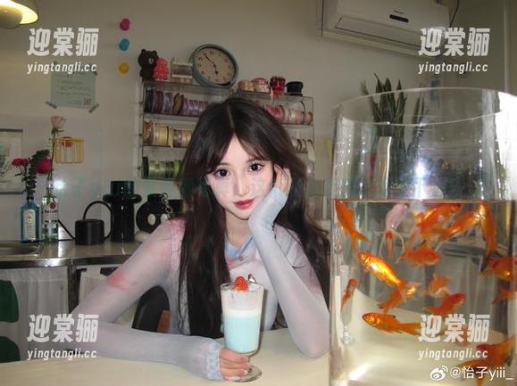 怡子yiii的紫蔷薇写真：这个颜色我想永远看下去！