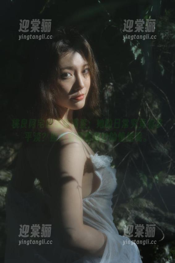 桃良阿宅的最新调查：她的日常究竟有多平淡？照片里藏着微妙的情绪呢。