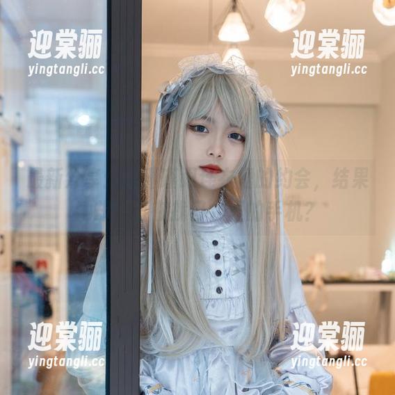 梨瑾瑾 最新分享:梨瑾瑾跟连衣裙的约会,结果她却一直在找口袋里的手机?