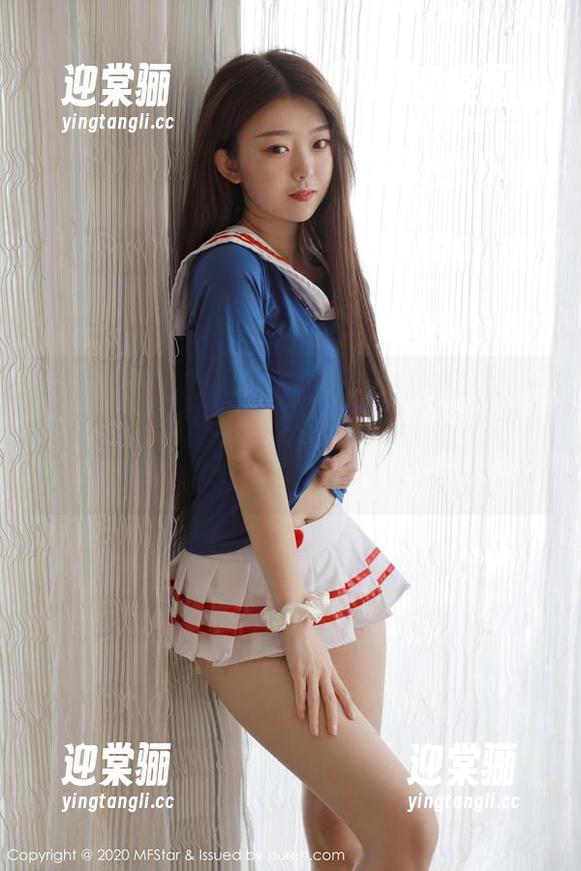 模范学院 - 白子嫣nicky穿制服的私拍图，让我想问问她的鞋子是跑去上班前被踩坏的嘛？