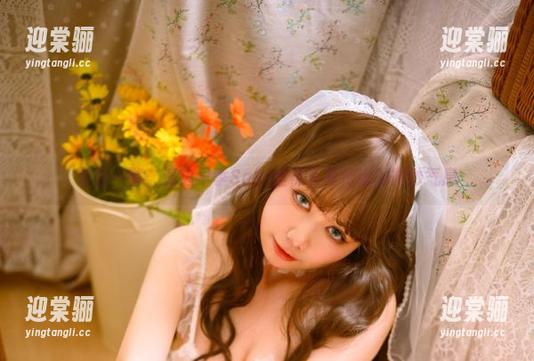 轻轻一瞥：渡边早季Saki丝袜写真传递的微妙气息