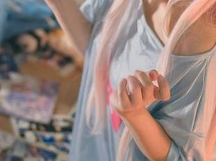 厨房里的神沢永莉：短款女仆角色，快来下载她的作品集，必看！