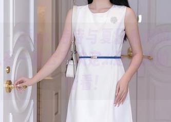 秀人网 – Sissi诗诗与夏日私房的甜蜜对峙，总有一道云彩决定…还是她的衣服更好看！