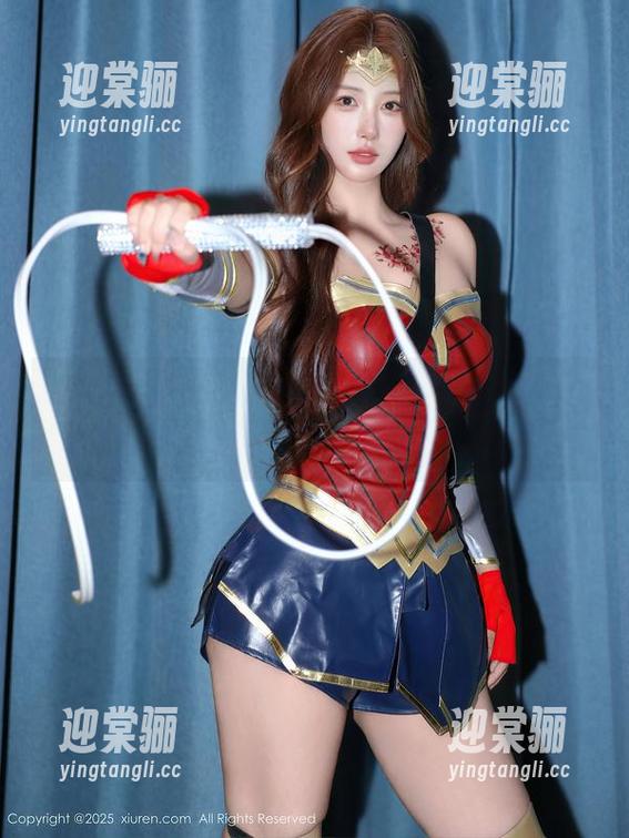 秀人网-周jojobaby 秀人网 - 连衣裙比心,周jojobaby的图包分享,捂嘴.jpg
