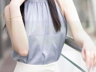 秀人网 – 容容容Alice的白衬衫时间——图册里随意流浪