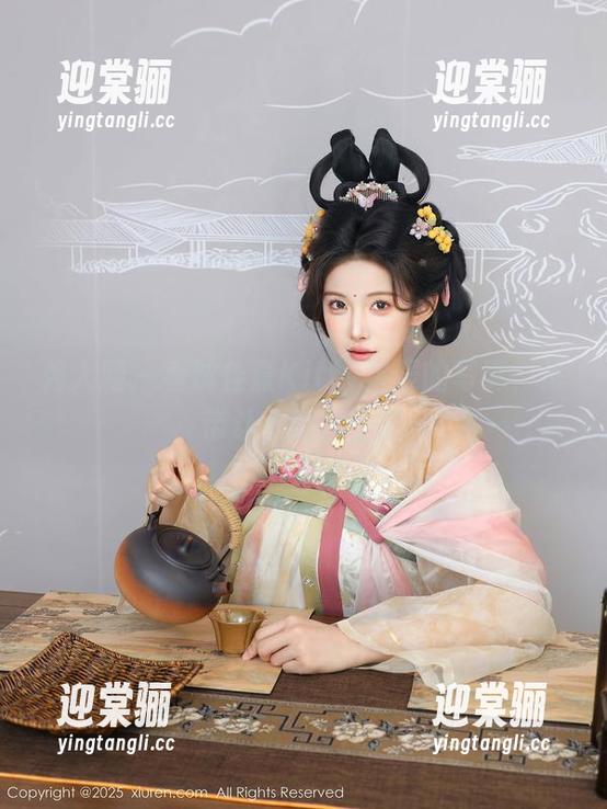 秀人网 - 看沈佳熹Kitty星辰的写真，吊带让人嘴角上扬