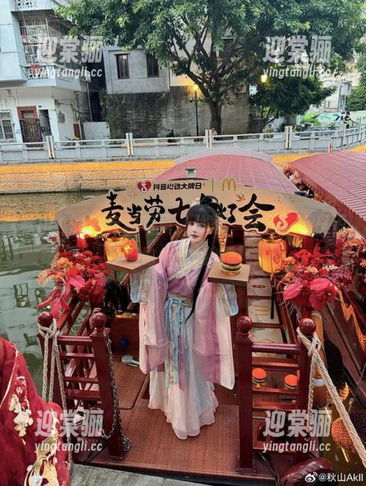 秋山AkI的定制写真，体验“狂三”不是很狂但也很过瘾的时刻