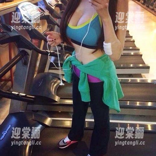 微密圈 - 童小芯的最新图集，别再说黑丝不能好好穿了。