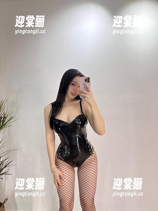 微密圈 - 当校服遇上铁锤姐姐，作品里的每张图片都让人想多看几遍