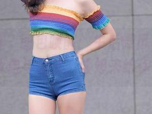 魔镜街拍 – 图包唤醒：午后微风中，灰裙OL的优雅与俏皮，婷婷来给你种草！