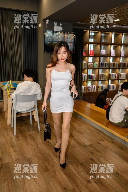 魔镜街拍 - 福利警报！婷婷白色吊带裙黑丝美腿，快来点赞原图