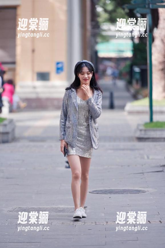 魔镜街拍 - 精选萌宝儿广场观察：包臀裙加肉丝，哈哈镜下的我像个行走的反光球。