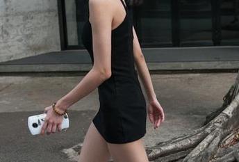 在线目击，魔镜街拍的蓝色包臀裙黑丝，差点让我想问她能不能教我走路！