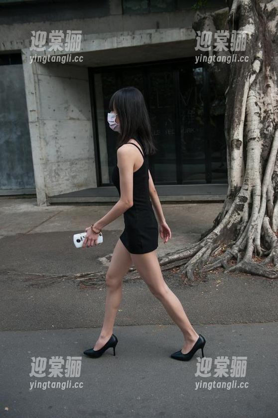 在线目击，魔镜街拍的蓝色包臀裙黑丝，差点让我想问她能不能教我走路！