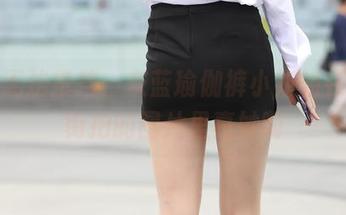 理性无法抵挡，灰蓝瑜伽裤小姐姐在魔镜街拍的图片里真妙啊